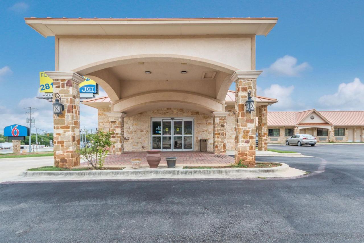 Motel 6 Floresville Esterno foto